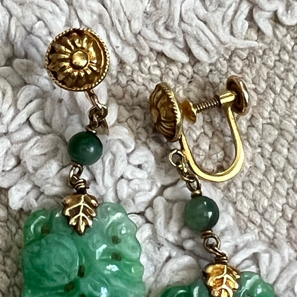 Vintage 14K Gold Carved Jadeite Dangle Panel Screw back Earrings w/Matching Ring - Picture 6 of 11